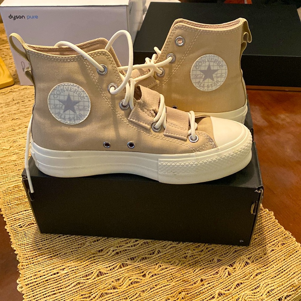 Creme colored converse Chuck Taylor platform high tops with box size women’s 6.5